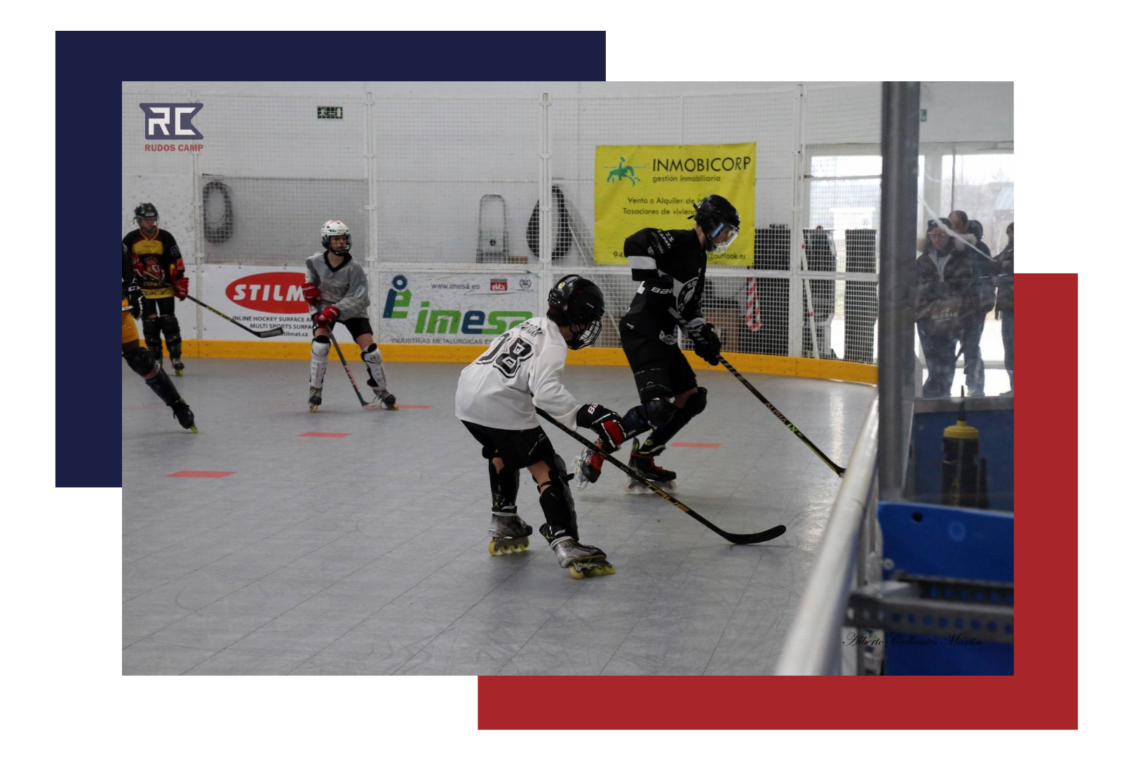 Un grupo de chicos jóvenes están jugando hockey sobre hielo en una pista.
